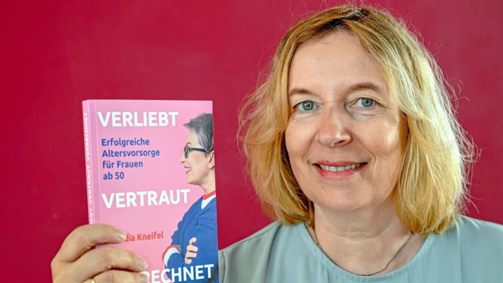 Claudia Kneifel mit Buch in der Hand